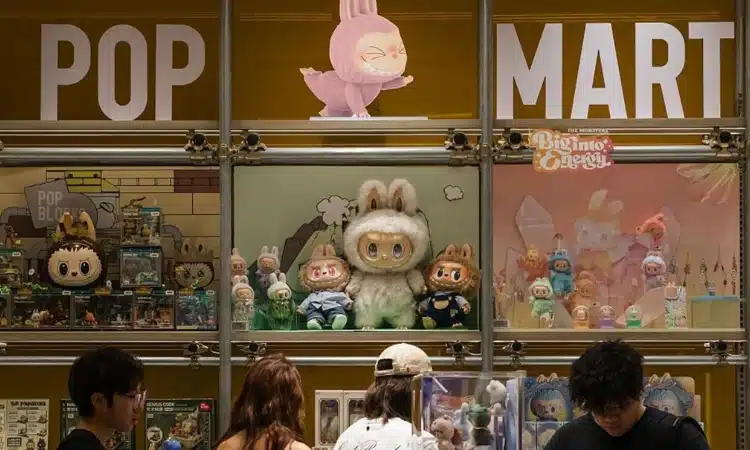 Boutique Pop Mart et peluches Labubu en vitrine