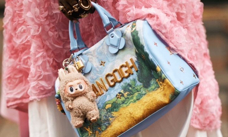 Labubu peluche et porte-clés sur sac de luxe